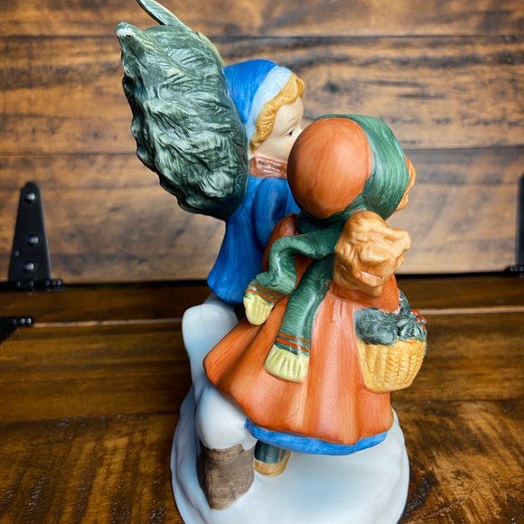 Avon First Edition 1981 Christmas Memories Sharing the Christmas Spirit Figurine - Picture 6 of 10